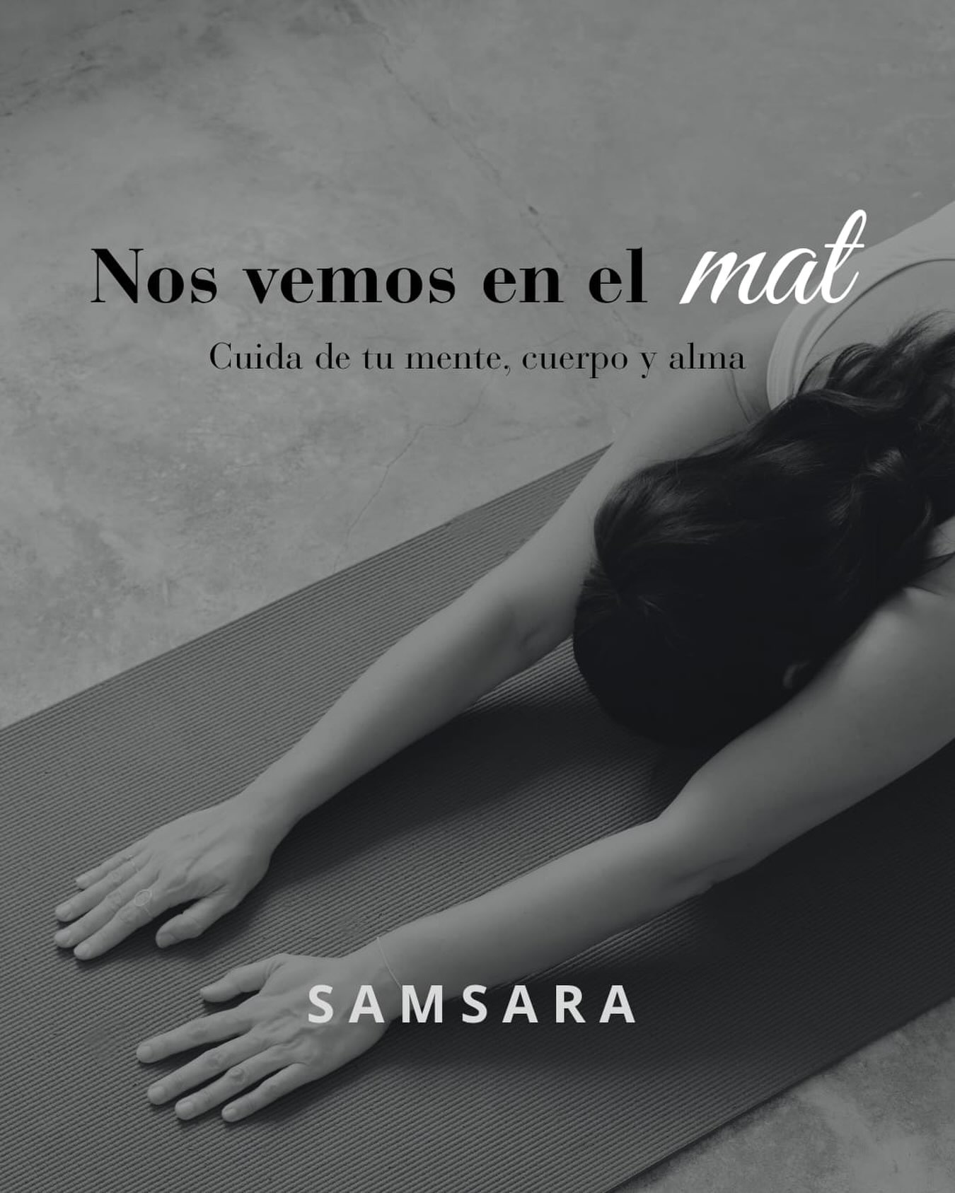 Alumna de Samsara en postura de estiramiento sobre el mat, fotografía en blanco y negro con el mensaje 'Cuida de tu mente, cuerpo y alma' y el nombre Samsara.