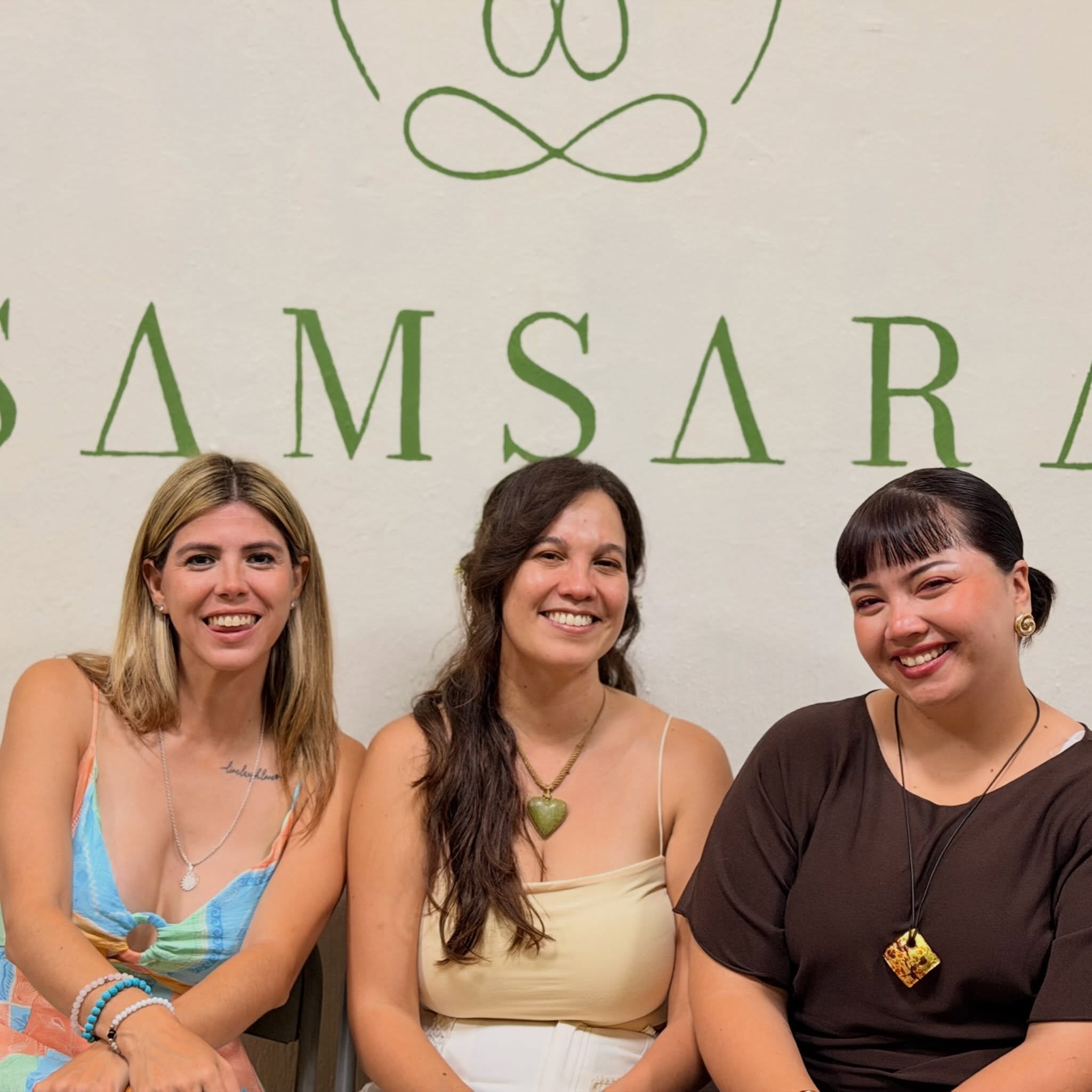 El equipo de Samsara frente a la pared pintada a mano con el nombre del estudio, durante la inauguración.